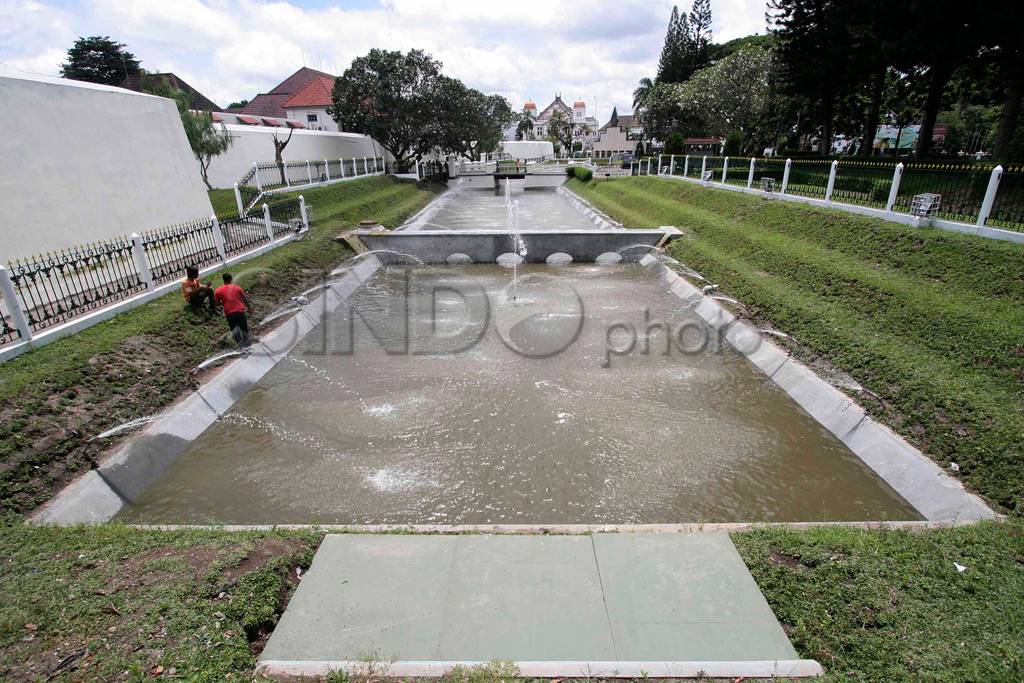 Proyek Parit Benteng...