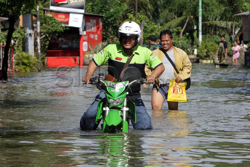 Evakuasi Warga Kampung...
