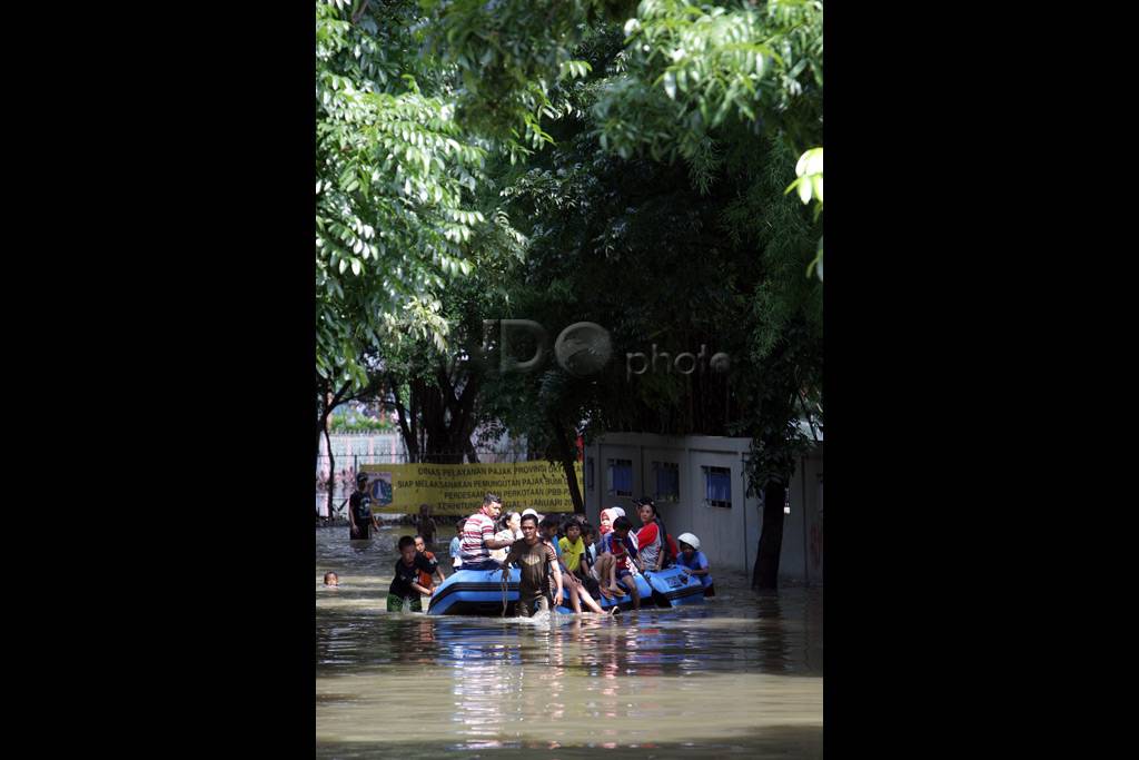 Evakuasi Warga Kampung...