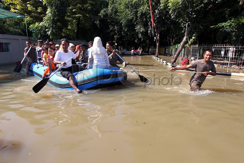 Evakuasi Warga Kampung...