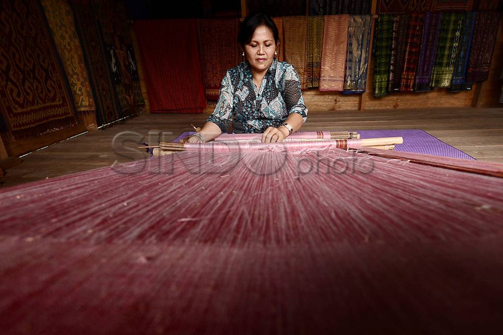 Motif Tenun Tradisional...
