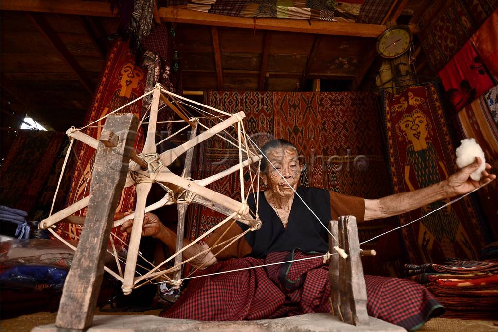 Motif Tenun Tradisional...