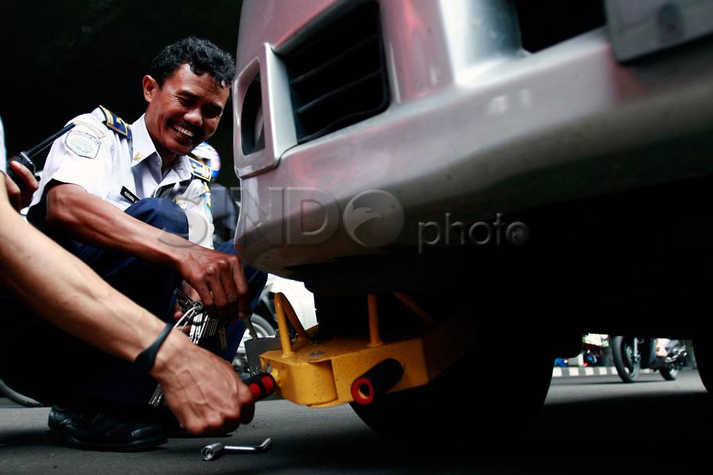 Di Bandung Parkir Sembarangan,...