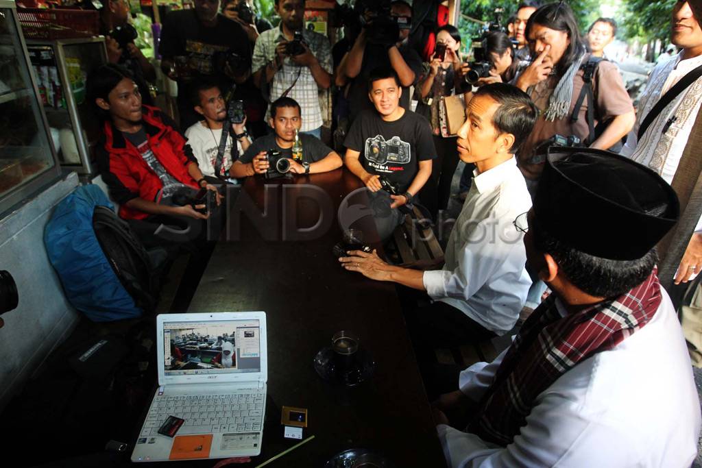 Jokowi Nikmati Kopi...