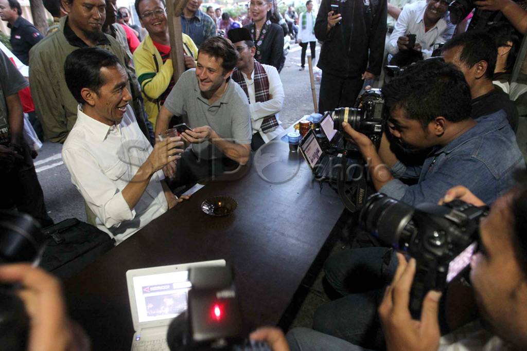 Jokowi Nikmati Kopi...