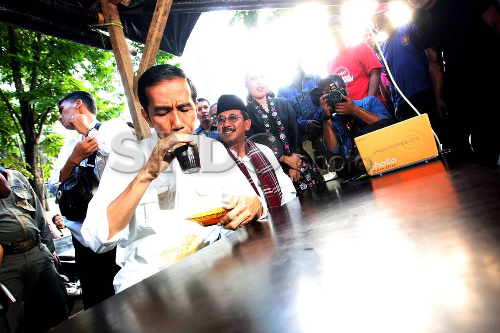 Jokowi Nikmati Kopi...