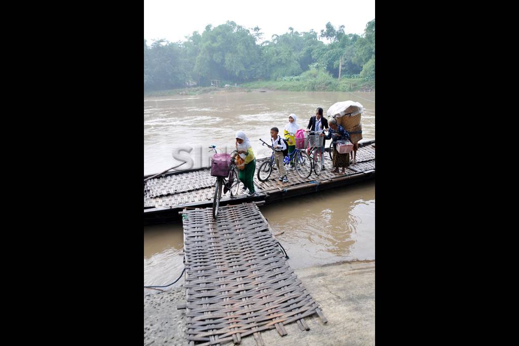 Sebrangi Derasnya Sungai...