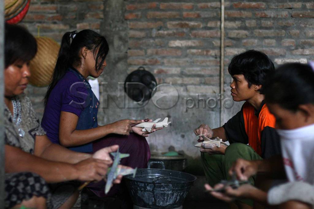 Miniatur Pesawat dari...