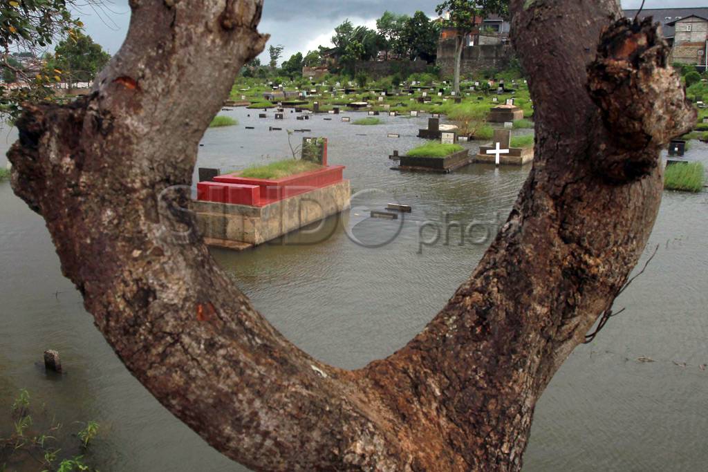 Mancing Ikan di Pemakaman