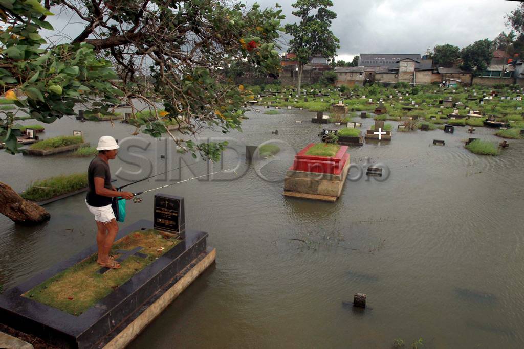 Mancing Ikan di Pemakaman