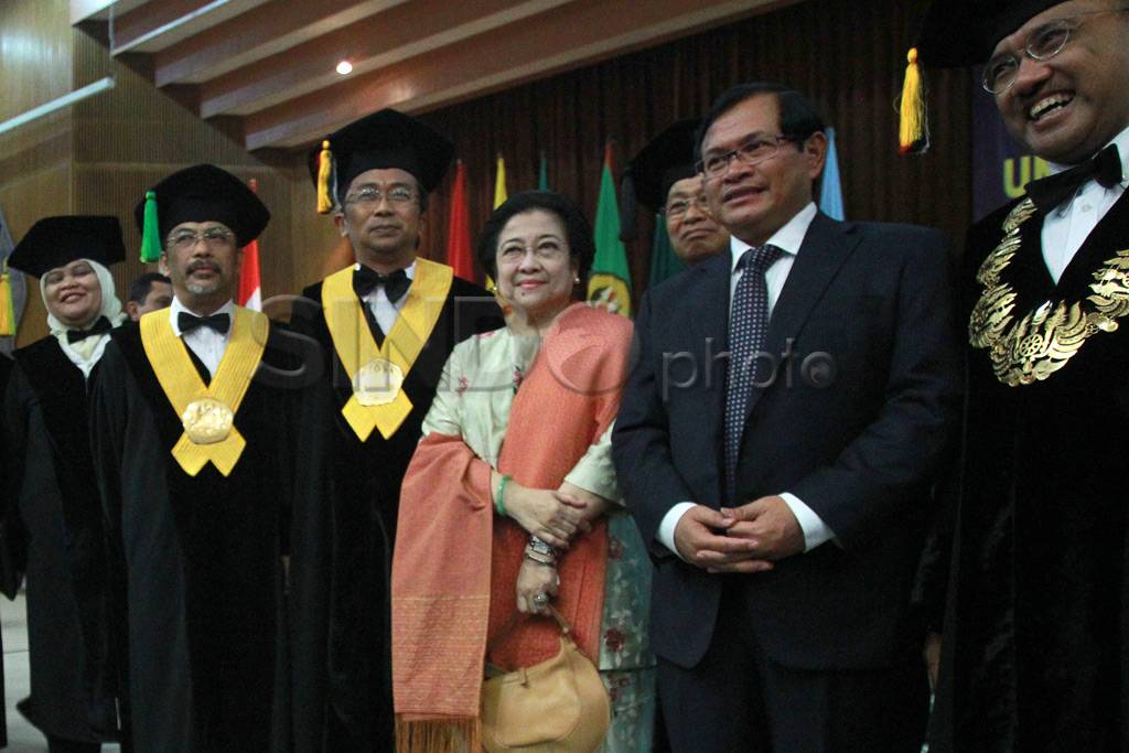 Gelar Doktor Pramono...