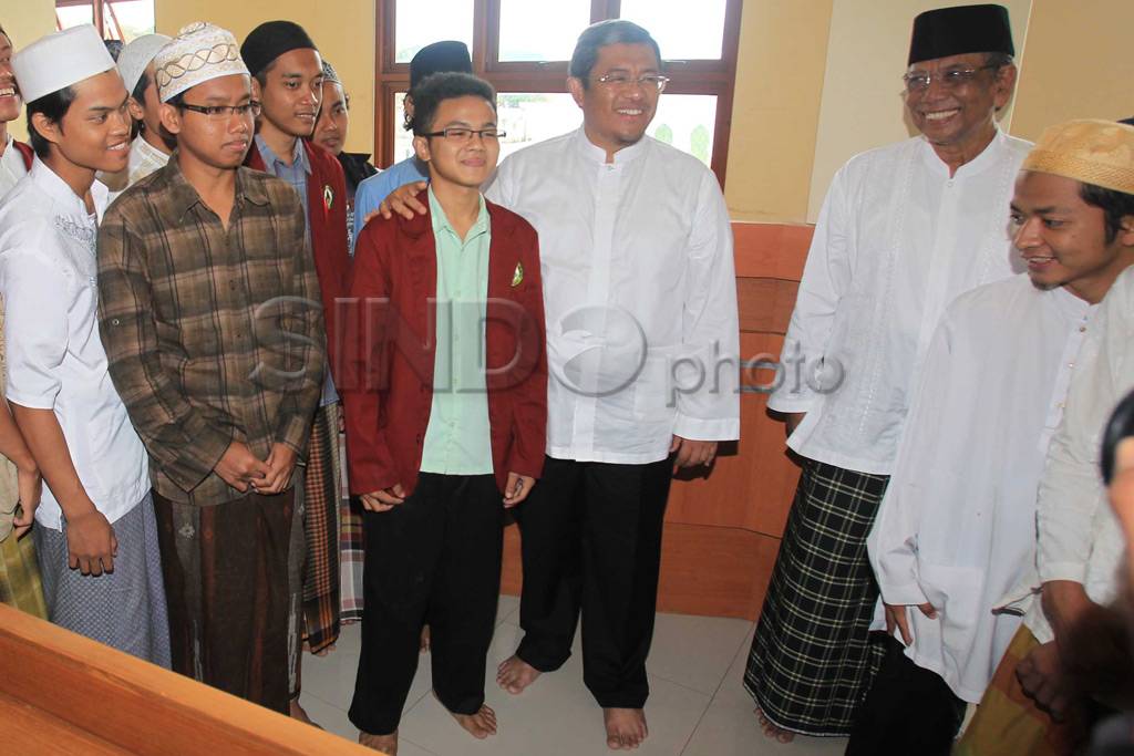 Aher Kunjungi Pesantren...