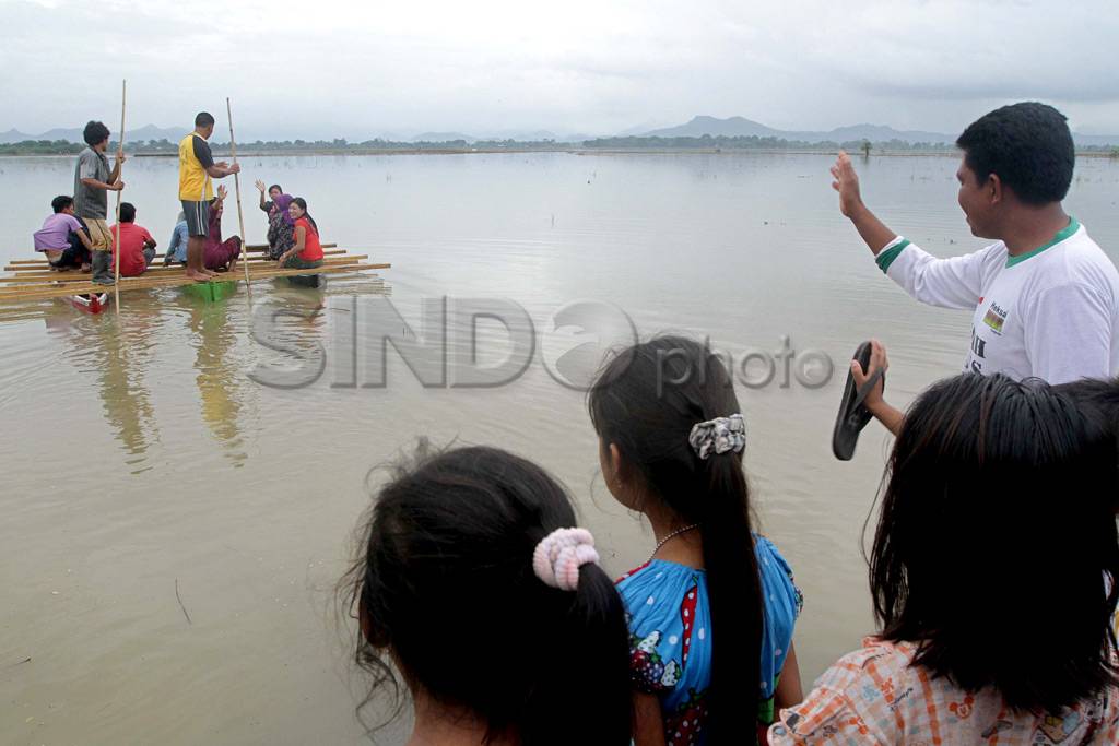Banjir, Warga Gunakan...