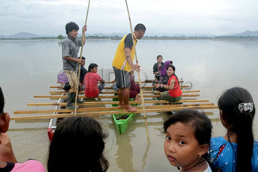 Banjir, Warga Gunakan...