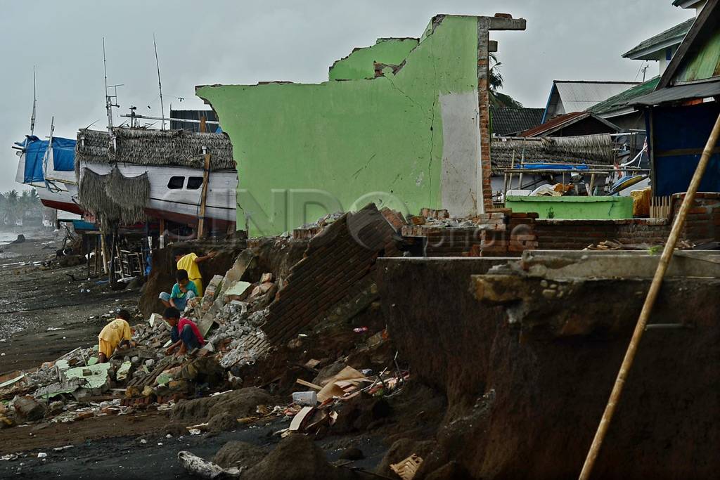 Belasan Rumah Hancur...