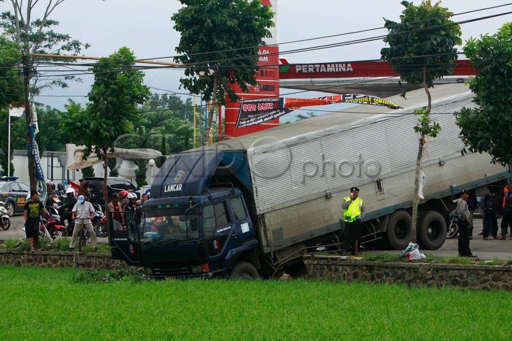 Sopir Lalai, Truk Terperosok