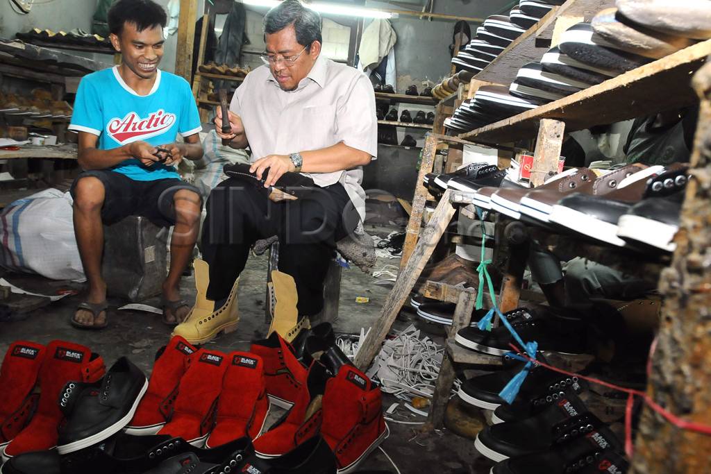Aher Kunjungi Industri...