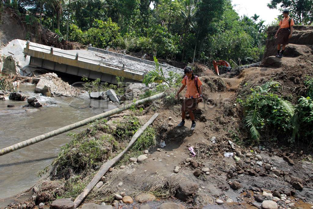 Jembatan Runtuh Warga...