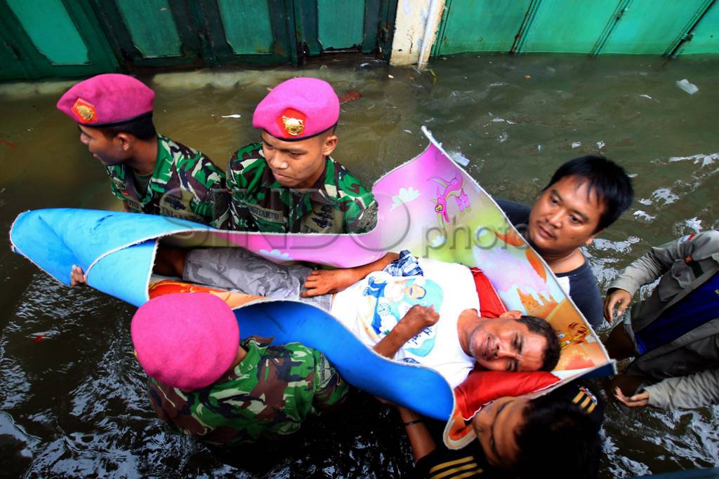 Evakuasi Korban Sakit
