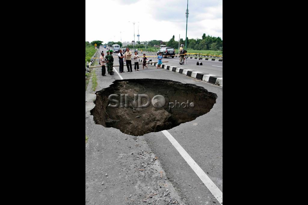 Jalan Longsor