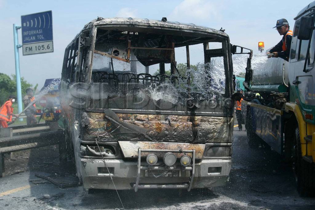 Bus Terbakar di Tol...