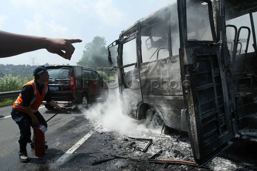 Bus Terbakar di Tol...