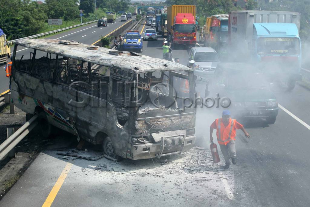 Bus Terbakar di Tol...