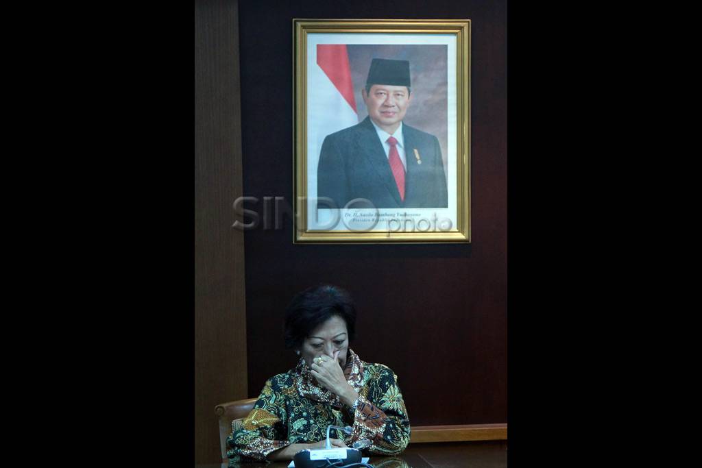 Sekjen DPR Mengundurkan...