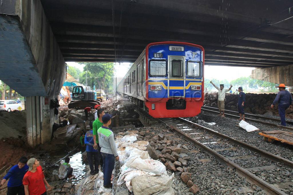 KRL Kembali Lewati Latuharhary