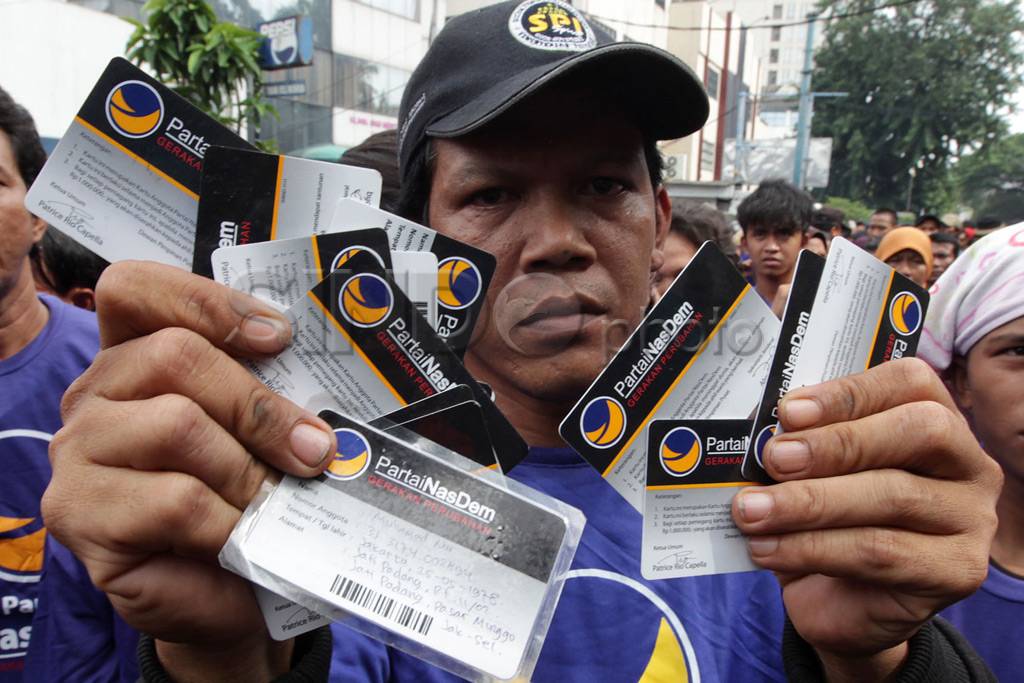 Ratusan Anggota Partai...