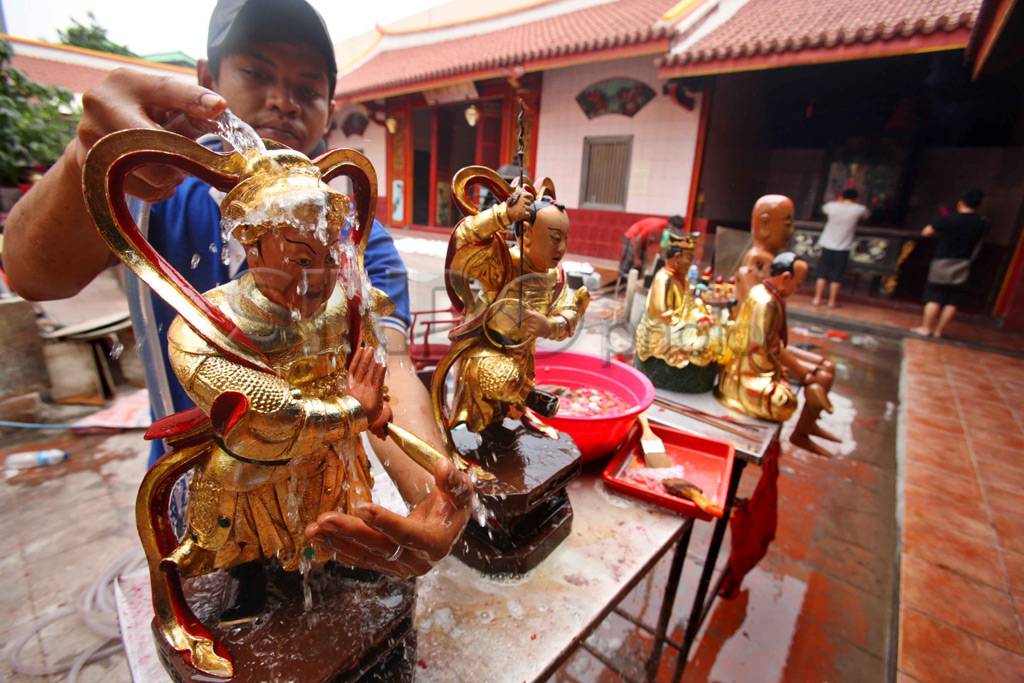 Cuci Patung Sambut Imlek