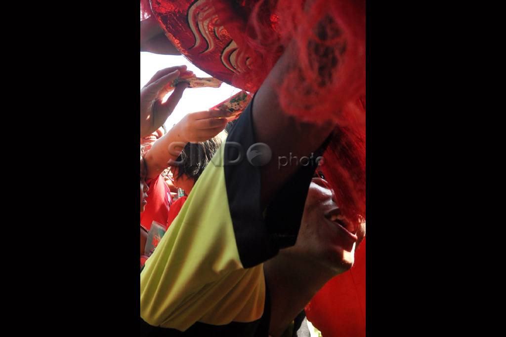 Berebut Memberi Angpao