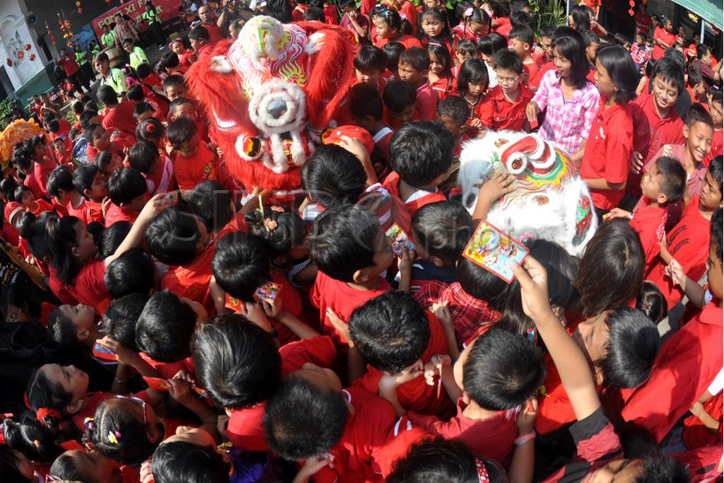 Berebut Memberi Angpao
