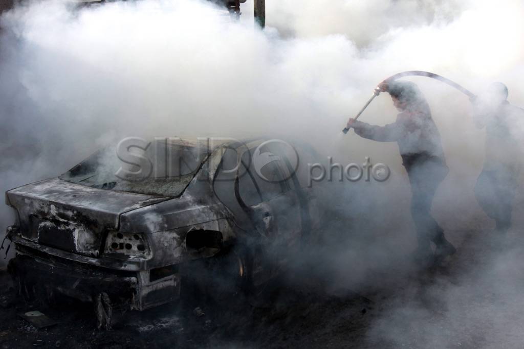 Korsleting Mobil Terbakar