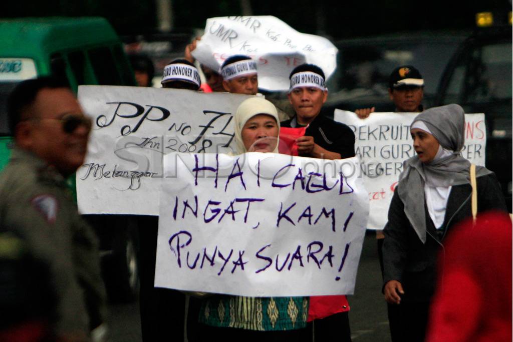 Guru Honorer Tuntut...