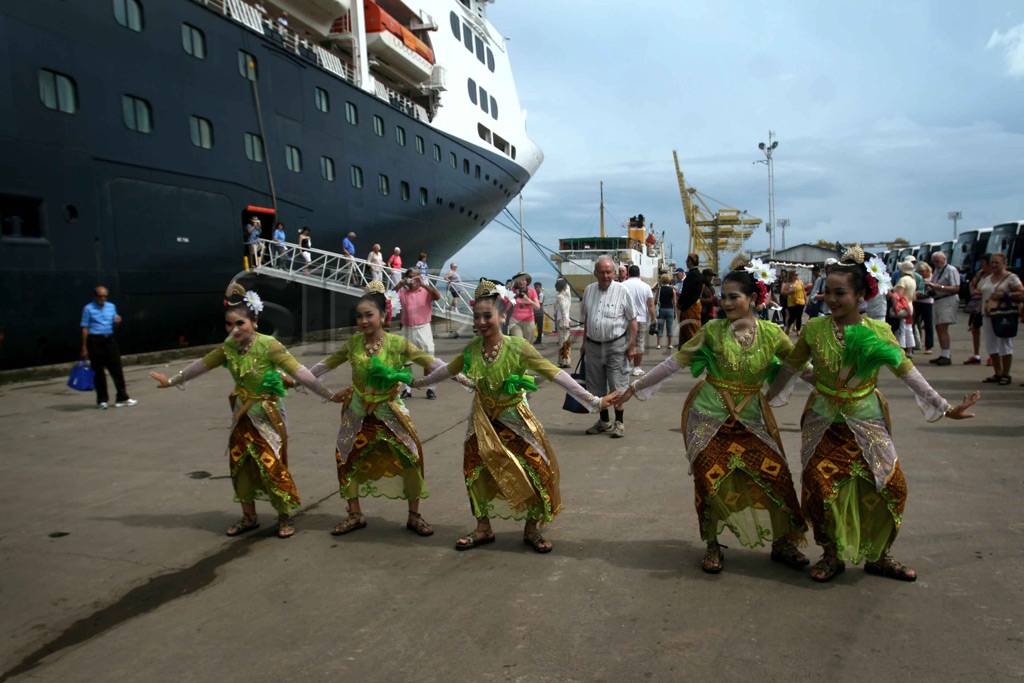 Kapal Pesiar Holland...