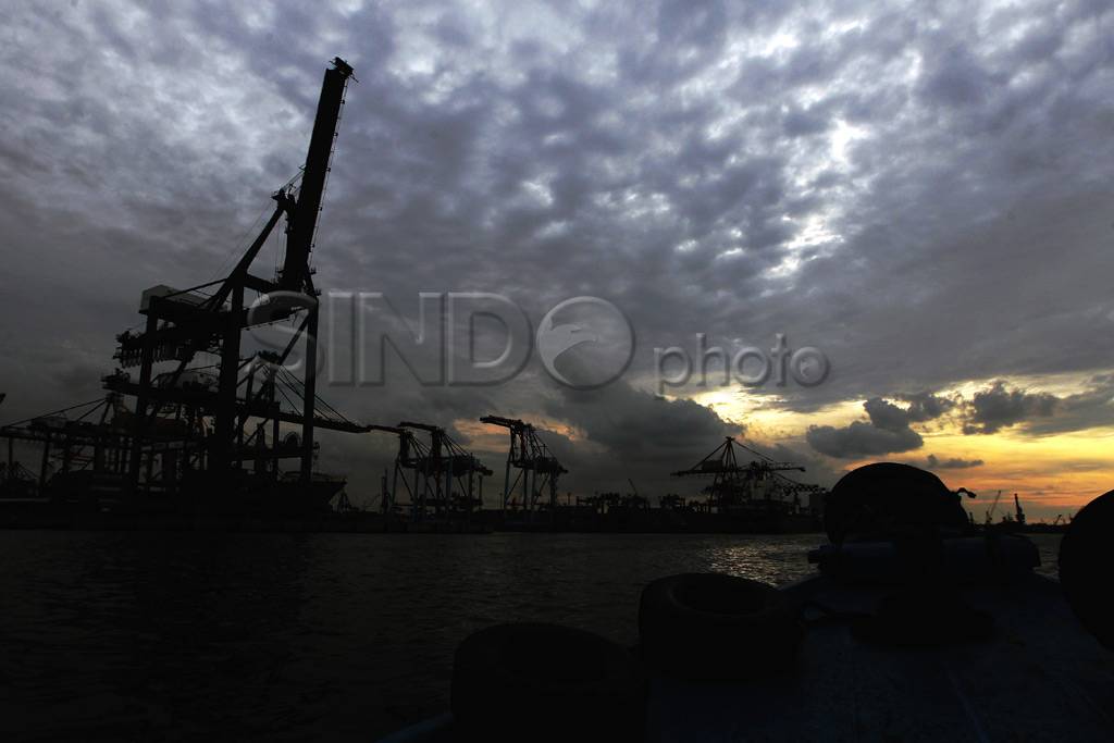 Pekerja Kapal di Pelabuhan...