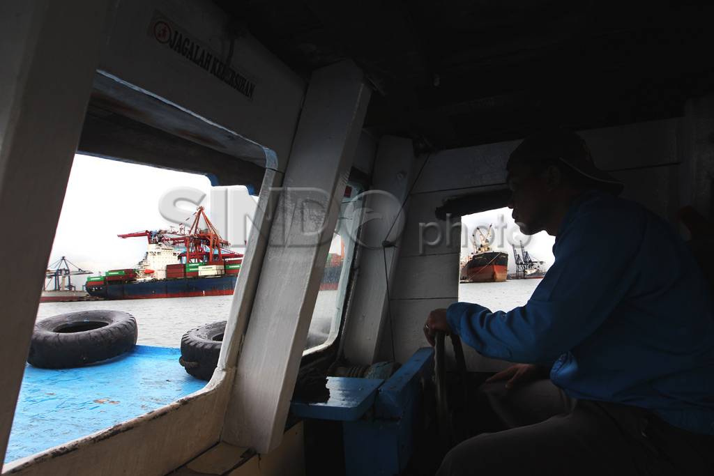 Pekerja Kapal di Pelabuhan...