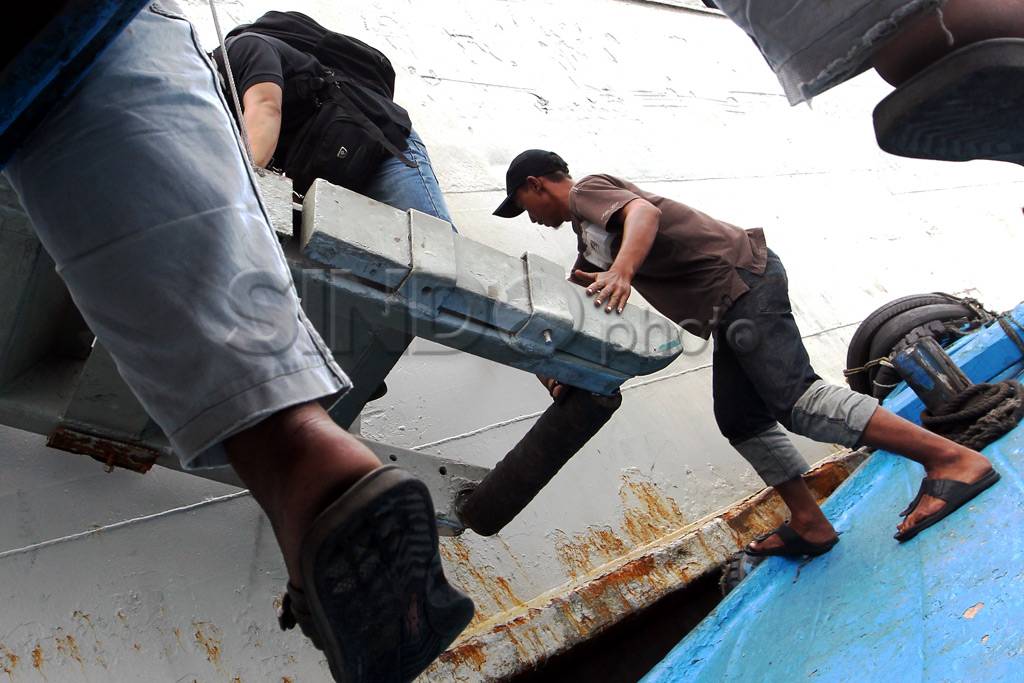 Pekerja Kapal di Pelabuhan...