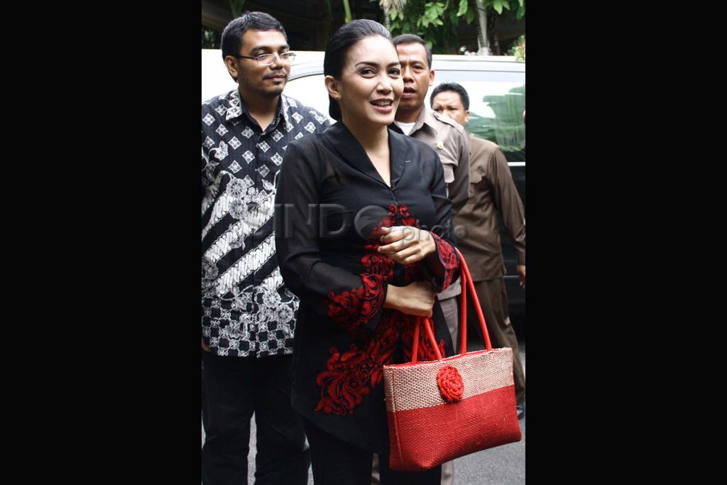 Rieke Minta Masukan...