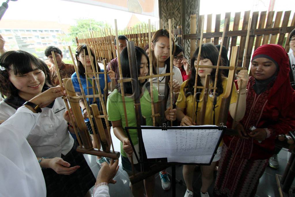 Pelajar Korea Main Angklung