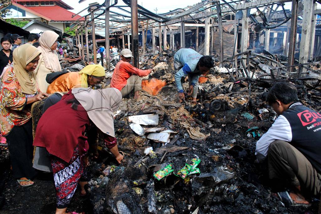Sisa Kebakaran Pasar...