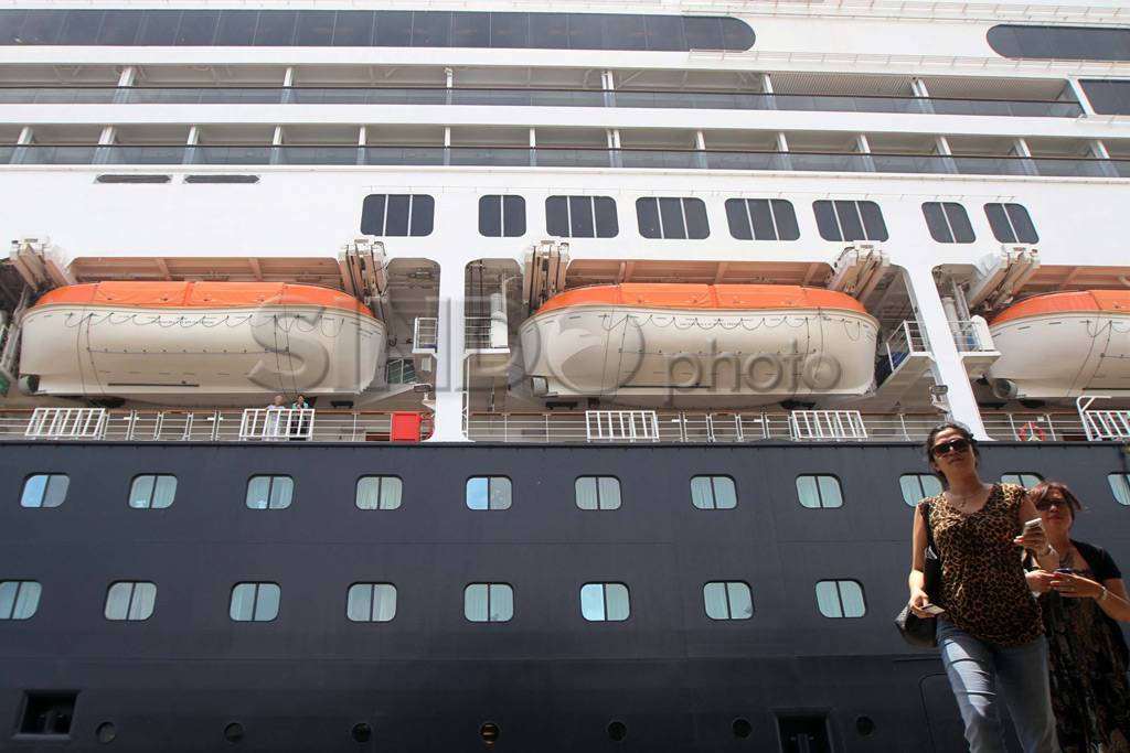 Kapal Pesiar Amsterdam...