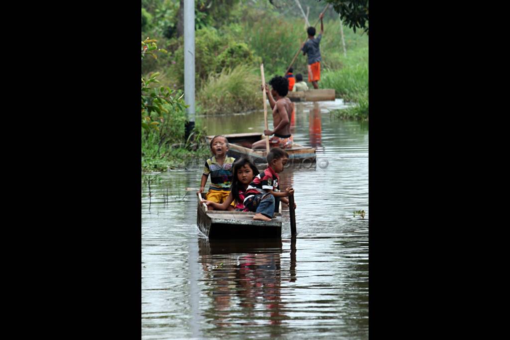 Banjir Rob Warga Gunakan...