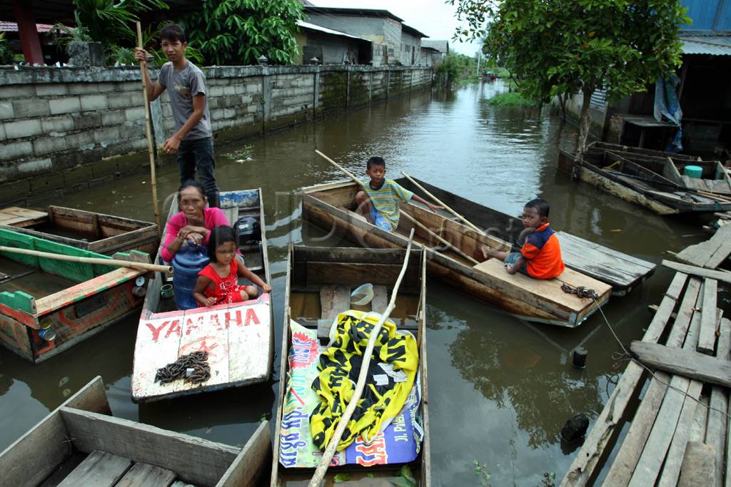 Banjir Rob Warga Gunakan...