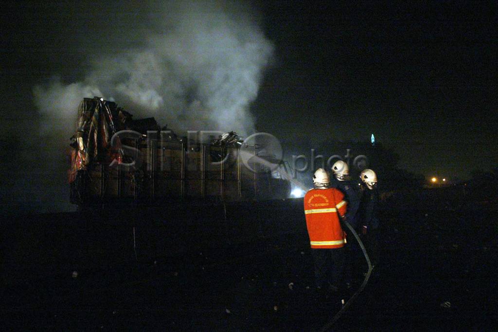 Bentrok, truk dibakar...