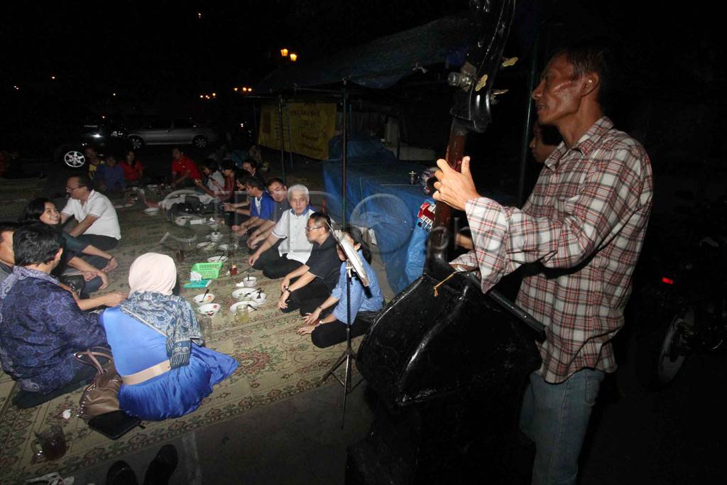 Hatta Rajasa lesehan...