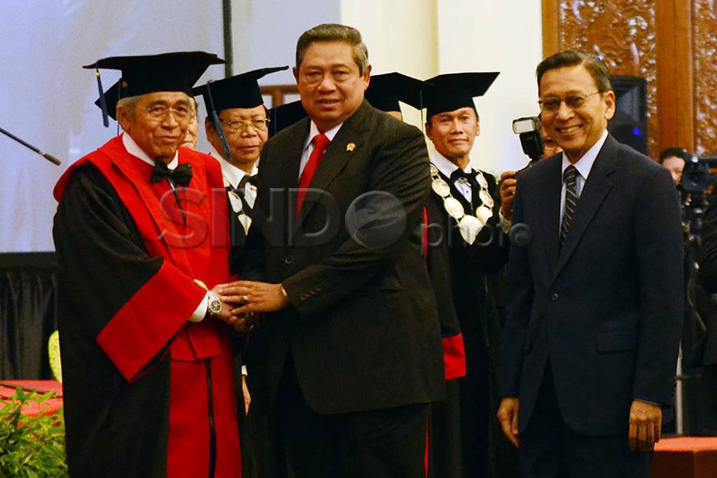 Gelar Doktor Kehormatan...