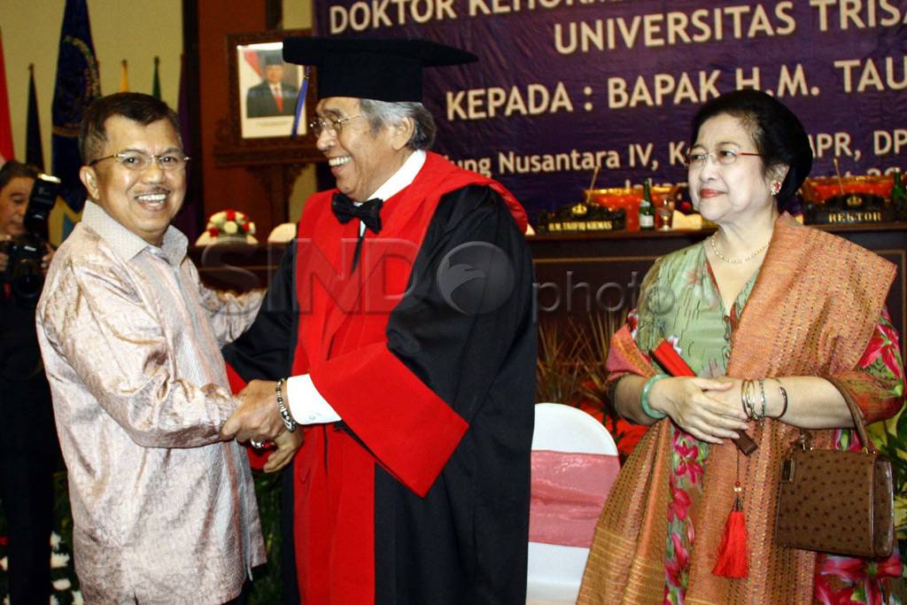 Gelar Doktor Kehormatan...