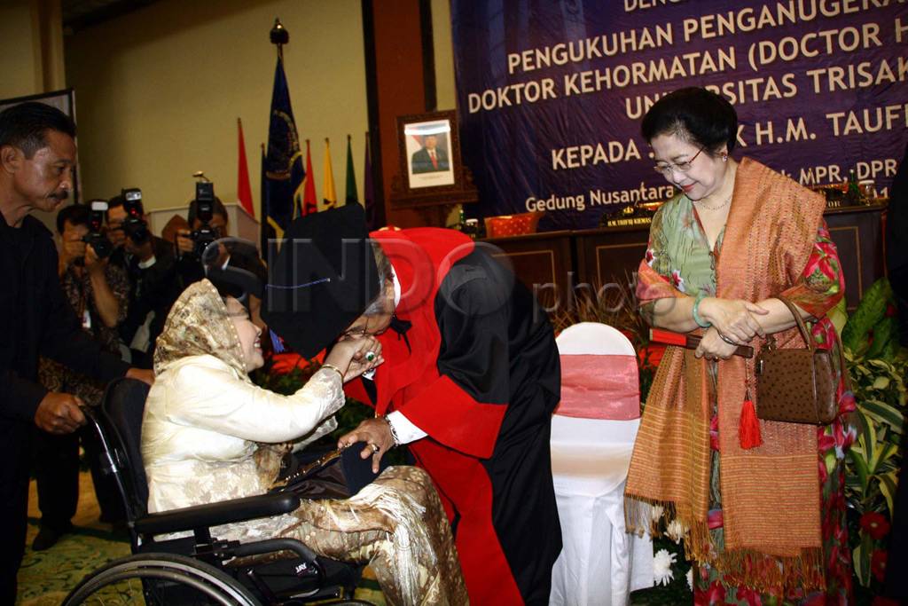 Gelar Doktor Kehormatan...